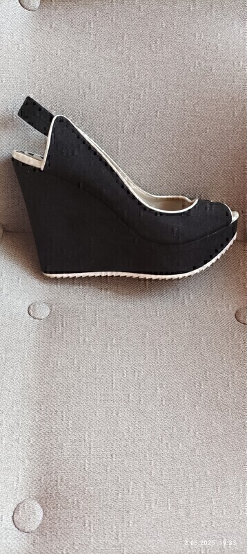Elbląg Mam do sprzedania damskie czarne zamszowe buty-sandały na koturnie rozmiar 38 firmy Vicini. Sandały są jak