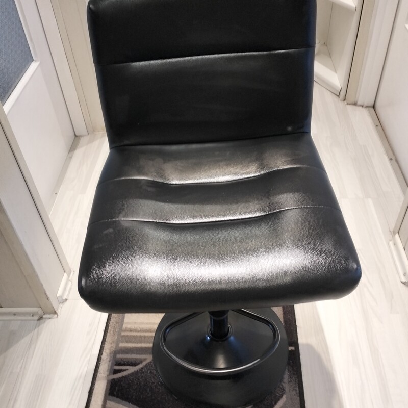 Elbląg Sprzedam okazyjnie fotel ( krzesło obrotowe) kolor czarny z eko skóry. .