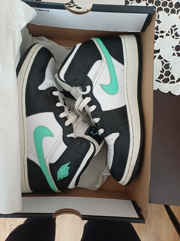 Elbląg Buciki Nike Air Jordan 1 MID rozmiar 39,długość 24,5 cm. Stan bardzo dobry nie prane w pralce.