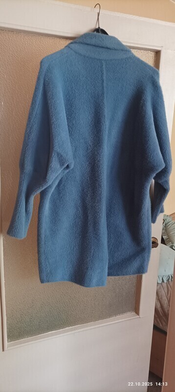 Elbląg Sprzedam:Wełnianą narzutkę z alpaki w kolorze niebieskim. Rozmiar 42 - 44
Dlugosć 95 cm, dł. rękawa 62 cm. Stan