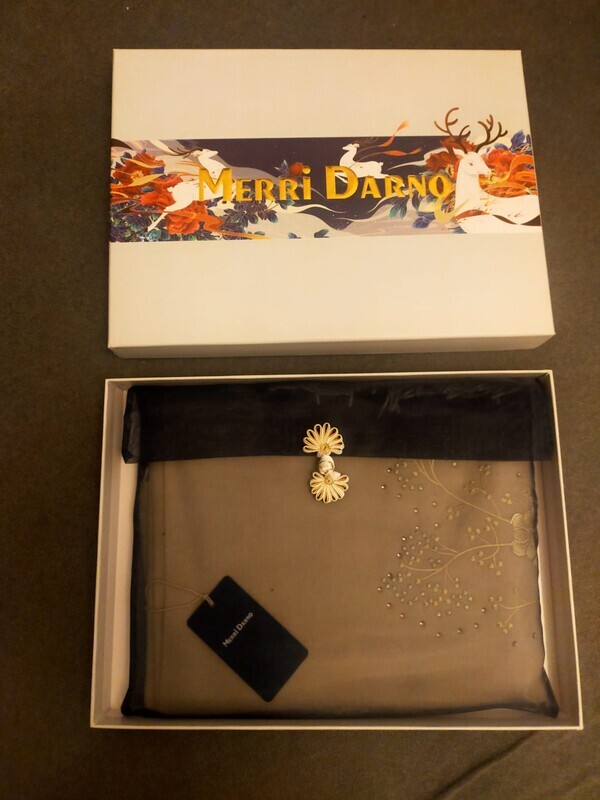 Elbląg Elegancki NOWY SZAL  Idealny na prezent świąteczny. 
Orginalnie  efektownie zapakowany. 
kolor: ekri
dl; 180