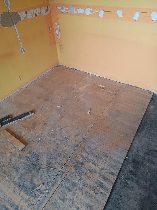 Elbląg Oddam parkiet po demontażu po pakowany w workach za paczkę papierosów LM jest 10 worków duże. I złom też za