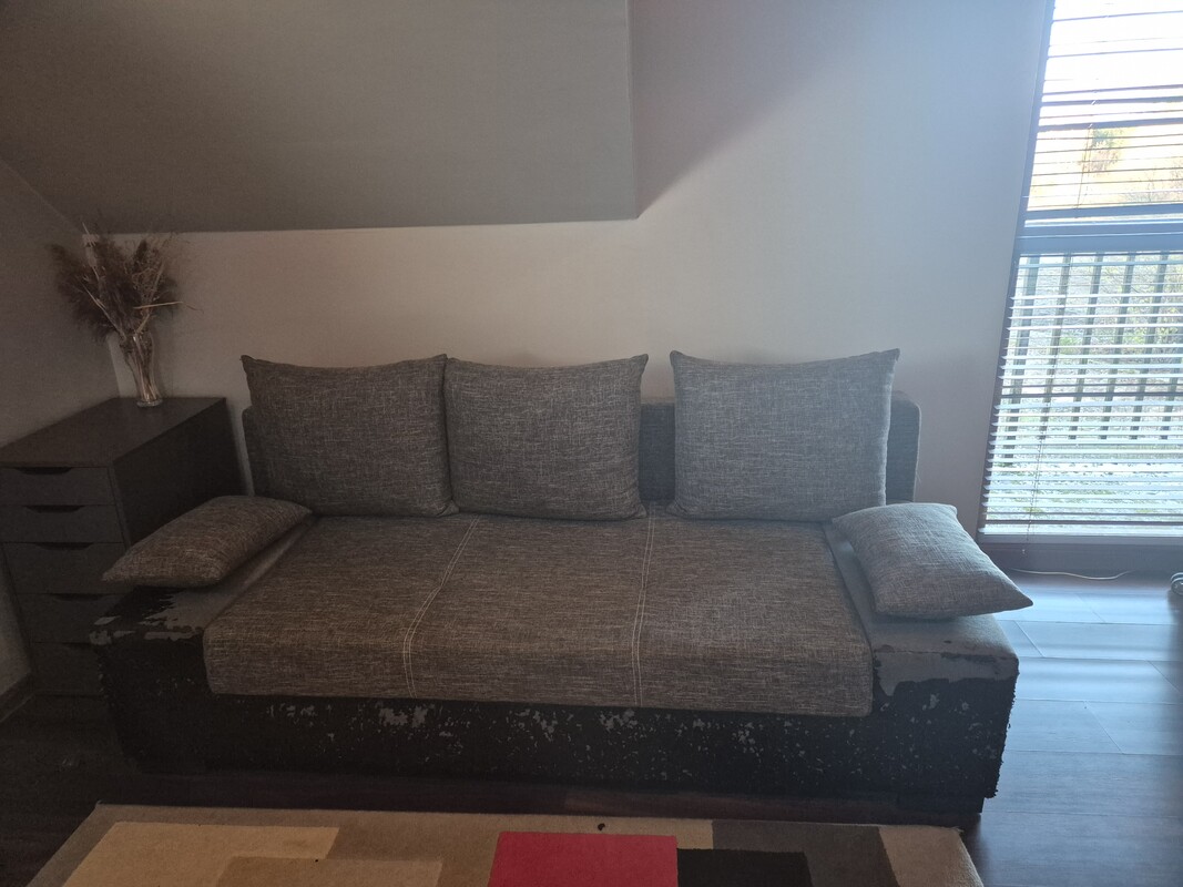 Elbląg Oddam kanapę rozkładana, kanapa boki ze skali, które niestety sie łuszczą. Poza tym jest sprawna.