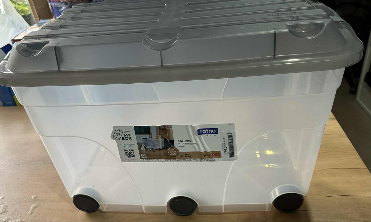 Elbląg Sprzedam pojemnik Rotho Roller 57l. Posiada pokrywkę i kółka. Pojemnik delikatnie pęknięty, widoczne na