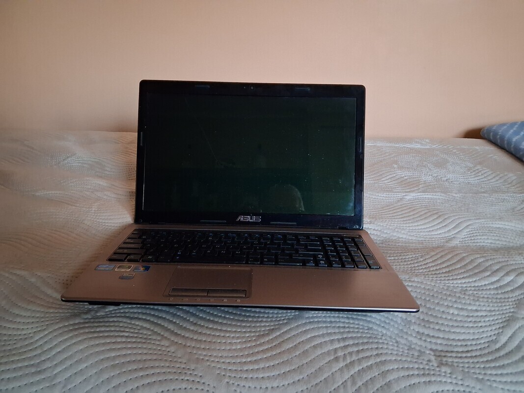 Elbląg Przekażę osobie potrzebującej laptop Asus 15 letni  do przeglądania internetu. Więcej informacji udzielę