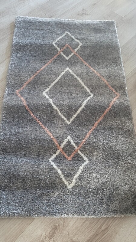 Elbląg Sprzedam nowy szary  dywanik ze wzorkiem geometrycznym. Mięciutki 
Wymiary: 80x150.Kupiłam bez wymierzenia i