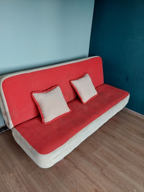 Elbląg Oddam za darmo wersalkę, mechanizmy działają, materiał trochę pobrudzony. Zniesienie i transport we własnym