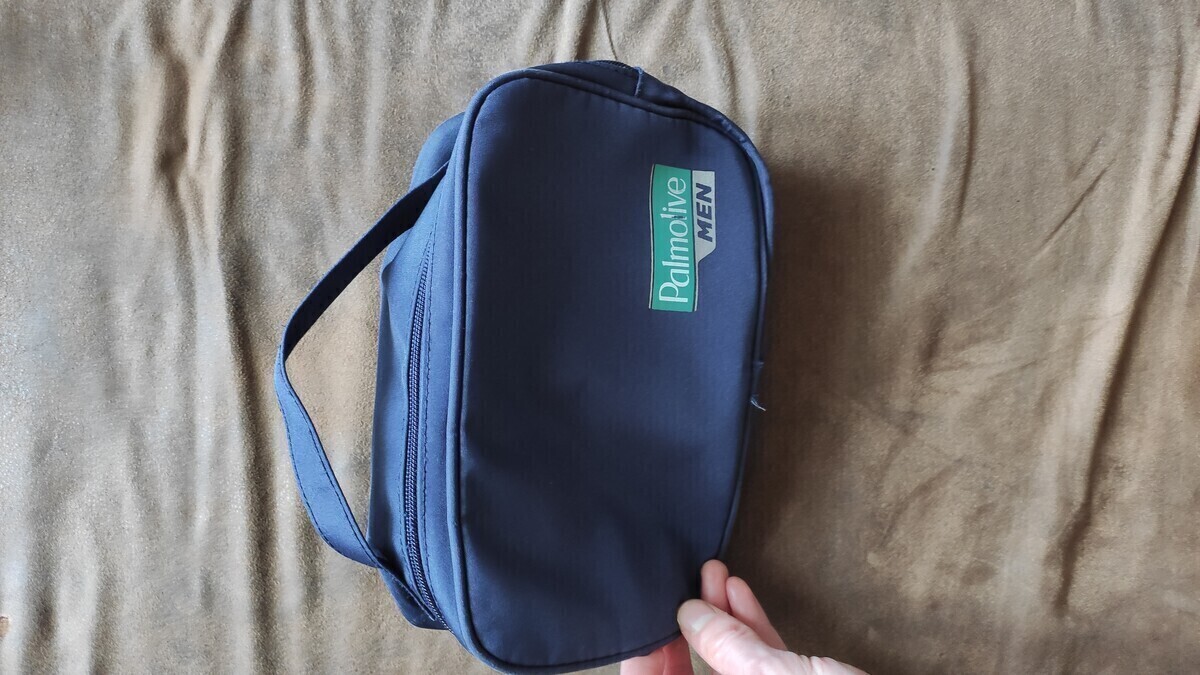 Elbląg Przedmiotem sprzedaży jest kosmetyczka marki Palmolive MEN. Kolor: granatowy Materiał: tekstylny Logo: