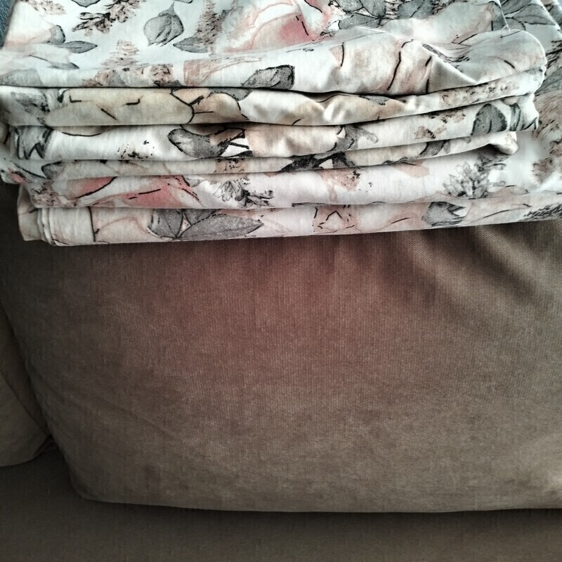 Elbląg Sprzedaż 2 kompletów pościeli ( 2 poszwy i 4 poszewki z zamkami, w stanie bardzo dobrym z bawełny.