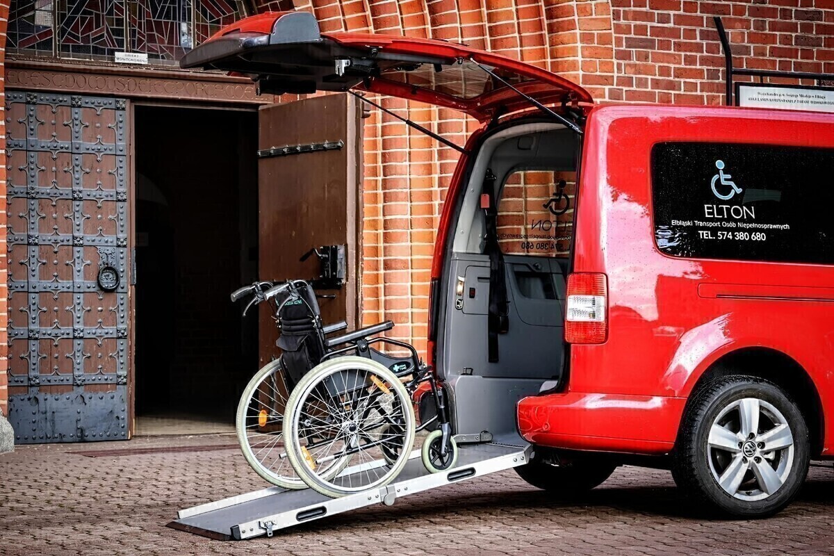Elbląg - Transport osób poruszających się na wózku inwalidzkim - Bezpieczne znoszenie/wnoszenie osób po schodach