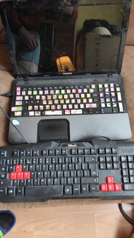 Elbląg Sprzedam laptopa Toshiba Satellite C855-113 wraz z zewnętrzną klawiaturą Trust Ziva. Stan techniczny i