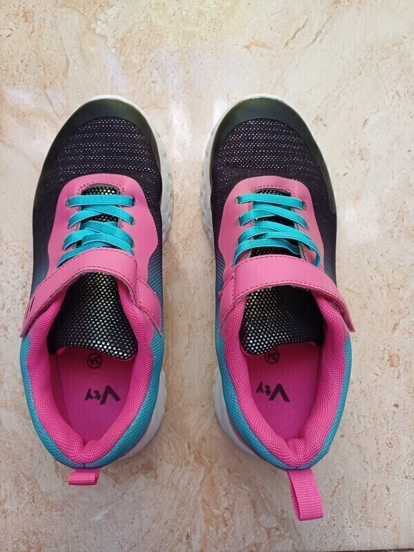 Elbląg Buty sneakersy Vty Deichmann dla dziewczynki, bardzo ładne, błyszczące, stan jak nowe, rozmiar 34,szerokie w
