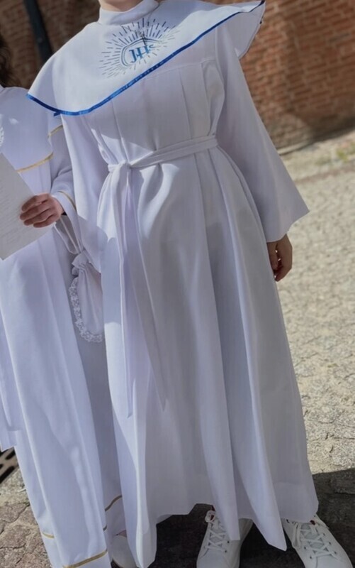 Elbląg Alba komunijna. 
Chłopięca
Stan bardzo dobry
Alba posiada kieszonkę. 
Długość 120 cm