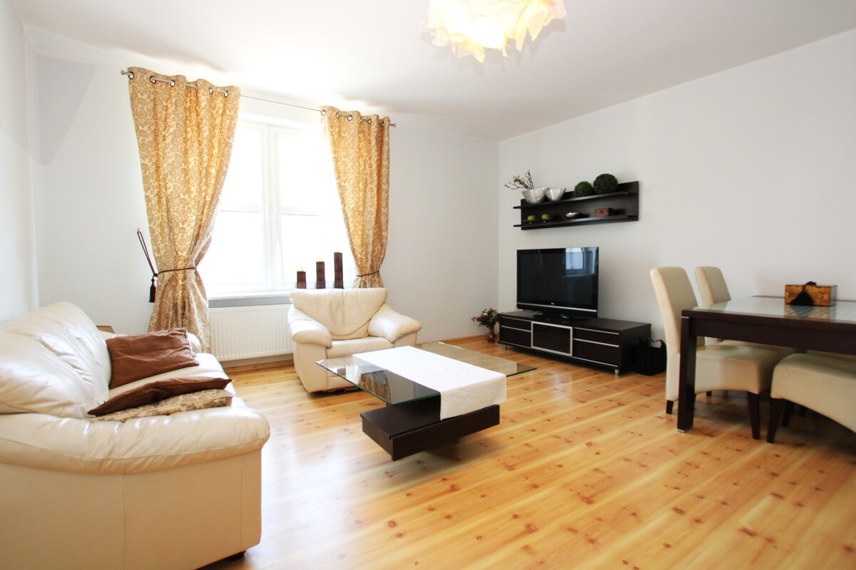 Elbląg NIERUCHOMOŚCI ANNA KRASZEWSKA Mieszkanie 3-pokojowe na Starym Mieście, ok.65 metrów ul. Stary