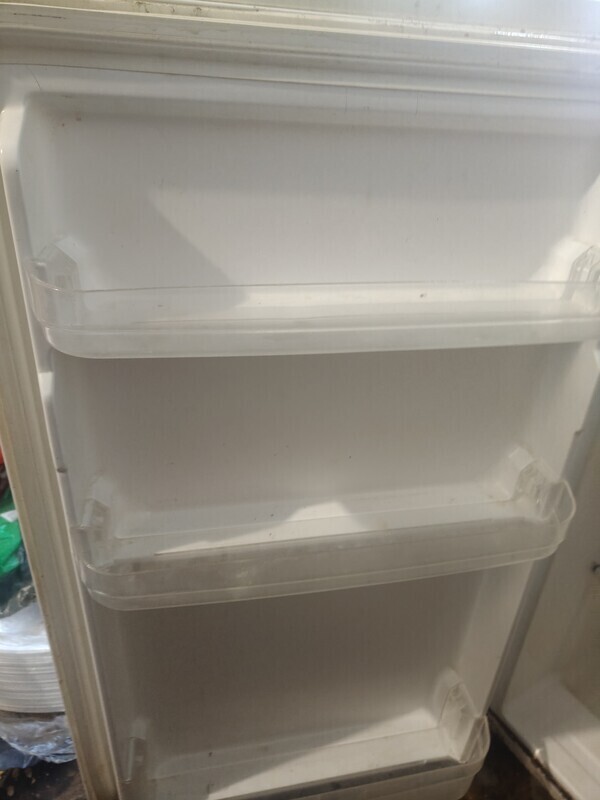 Elbląg Mam do sprzedania małą lodówkę Candy. .. stan dobry. .. na drzwiczkach lekkie zarysowanie. .. Bardzo oszczędna