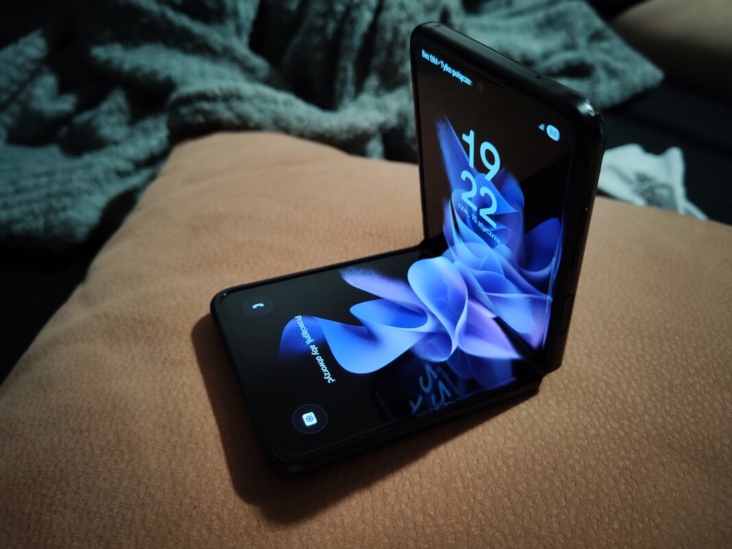 Elbląg Sprzedam Galaxy z flip 3 
Telefon w pełni sprawny bez kont, haseł, blokad i tak dalej 
Znacznie niższa cena ze
