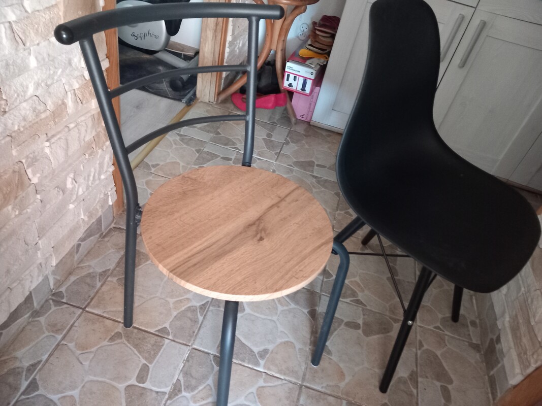 Elbląg Sprzedam  czarne krzesła plastyk  2szt c 25 zł szt  i 2 krzesła, esla brązowe drewno oparcie metal c 15 zł szt