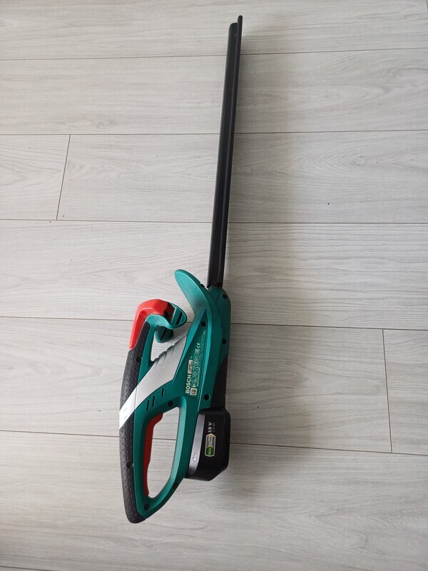 Elbląg Witam. 
Sprzedam akumulatorowe nożyce do żywopłotu firmy BOSCH. 
W komplecie 1 bateria i ładowarka. 
Długość