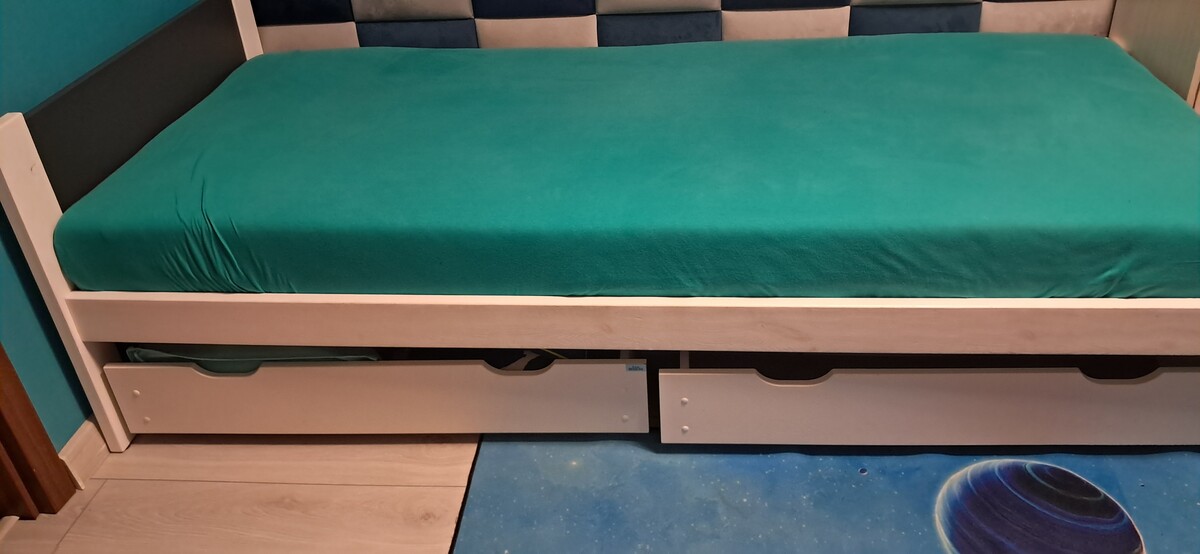 Elbląg Sprzedam łóżko sosnowe barwine na biało szare z dwoma szufladami na rolkach i z materacem. Łóżko jest na
