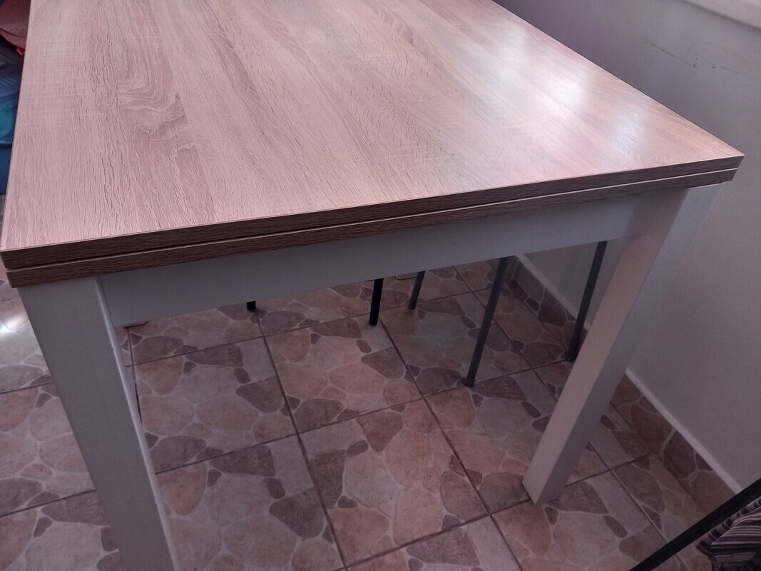Elbląg Sprzedam  stol 80 /80 po rozłożeniu 1,60  wys 78 cm. .blat koloru sonoma, nogi biale