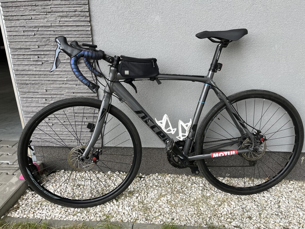 Elbląg Sprzedam rower grawel. 
Osprzęt Shimano Sora
Hamulce tarczowe mechaniczne
Rama aluminiowa
Użytkowany przed dwa