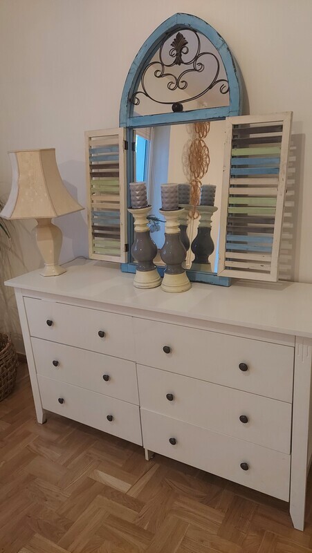 Elbląg Kwietnik retro
Krzesla
Szafka retro oszklona
Fotel unikalny
Lustro z OKIENNICAMI
Stolik
Komoda