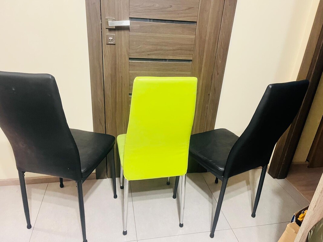 Elbląg Sprzedam 3 krzesła z ekoskory widoczne na zdjęciach. Cena za komplet. Odbiór osobisty w Elblągu w okolicy CH