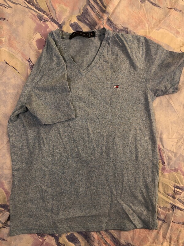 Elbląg T-shirt Tommy Hilfiger rozmiar M. Kolor niebiesko-szary melanż, noszony lecz bez śladów użytkowania. Gorąco