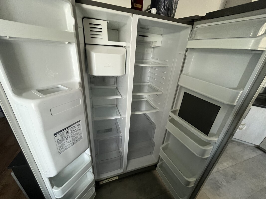 Elbląg Sprzedam lodówkę LG. Stan bardzo dobry, sprawna kostkarka i filtr wody. Cena 1000 zł. Podwójne drzwi. Teren
