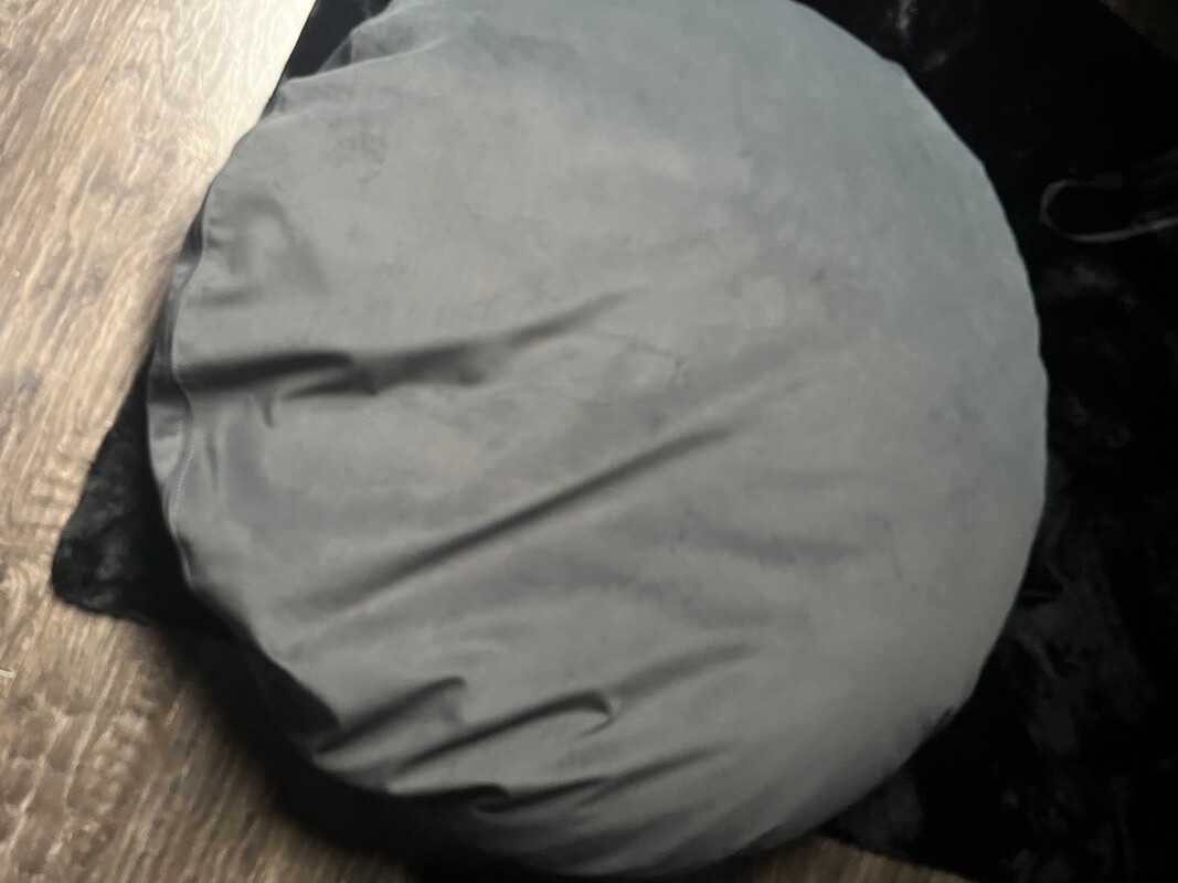 Elbląg Sprzedam pufę, okr 135 cm, miękką, stan bardzo dobry, materiał welur ciemny siwy