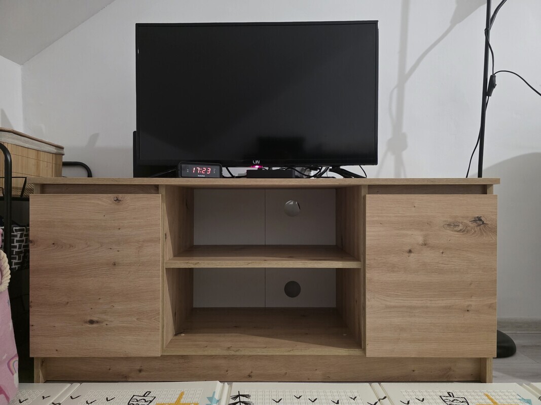 Elbląg Sprzedam drewniana KOMODA RTV w kolorze dąb sonoma. Posiada dwie zamykane szafki oraz otwartą półkę na sprzęt