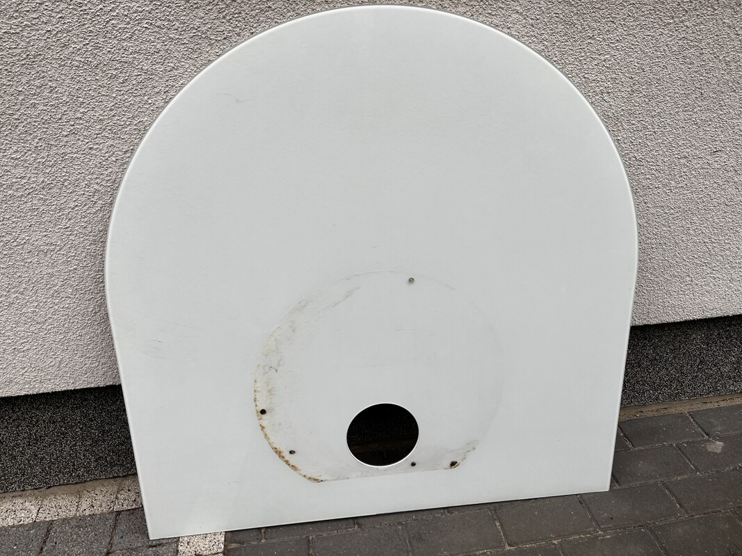 Elbląg Oddam za darmo podstawę szklaną wykonaną z podwójnie klejonego wytrzymałego szkła. Wycięty otwór o średnicy