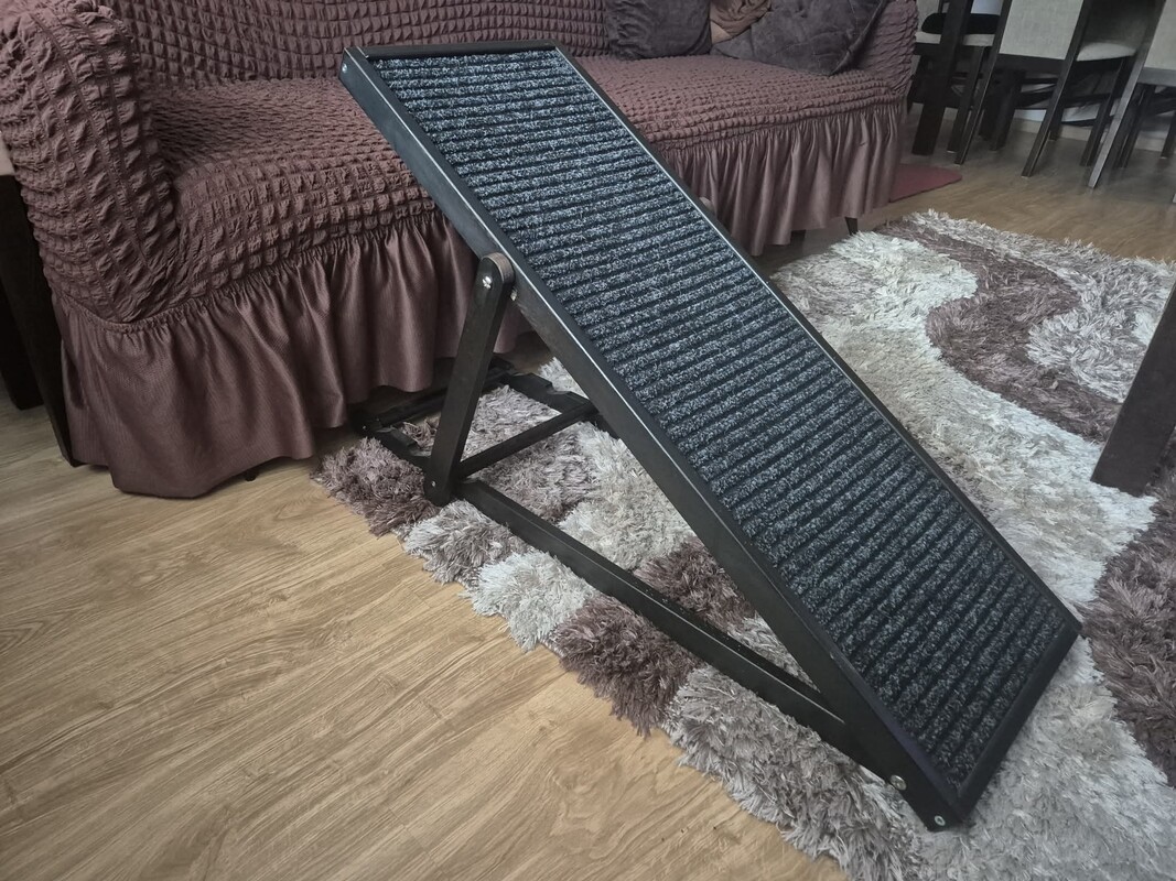 Elbląg Sprzedam regulowaną 3 stopniową rampę dla psa. Wymiary rampy: długość 102cm, szerokość 35cm, wysokość po