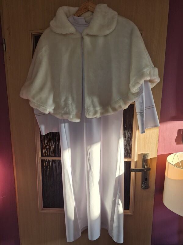 Elbląg Sprzedam albę 
z futerkiem (narzutka) dla szczuplej dziewczynki, stan dobry-.