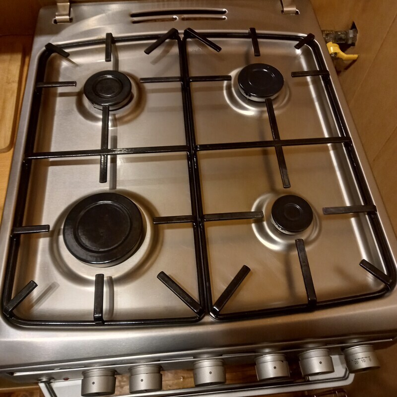 Elbląg Sprzedam dwuletnią kuchenkę gazową AMICA. Wyposażona w zapalniki iskrowe, rozen, szybę ochronną. Stan dobry, w