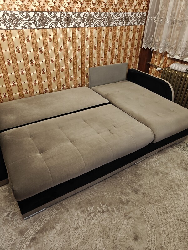 Elbląg Wygodna, narożna kanapa z funkcją spania, z dużym pojemnikiem na pościel. Mebel jest w dobrym stanie, .