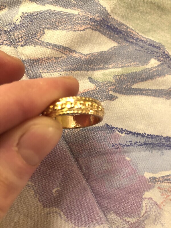 Elbląg Mam na sprzedaż obrączke. Obrączka jest metalowa w kolorze złotym, nowa nie używana. Jest bardzo ładna. Gorąco