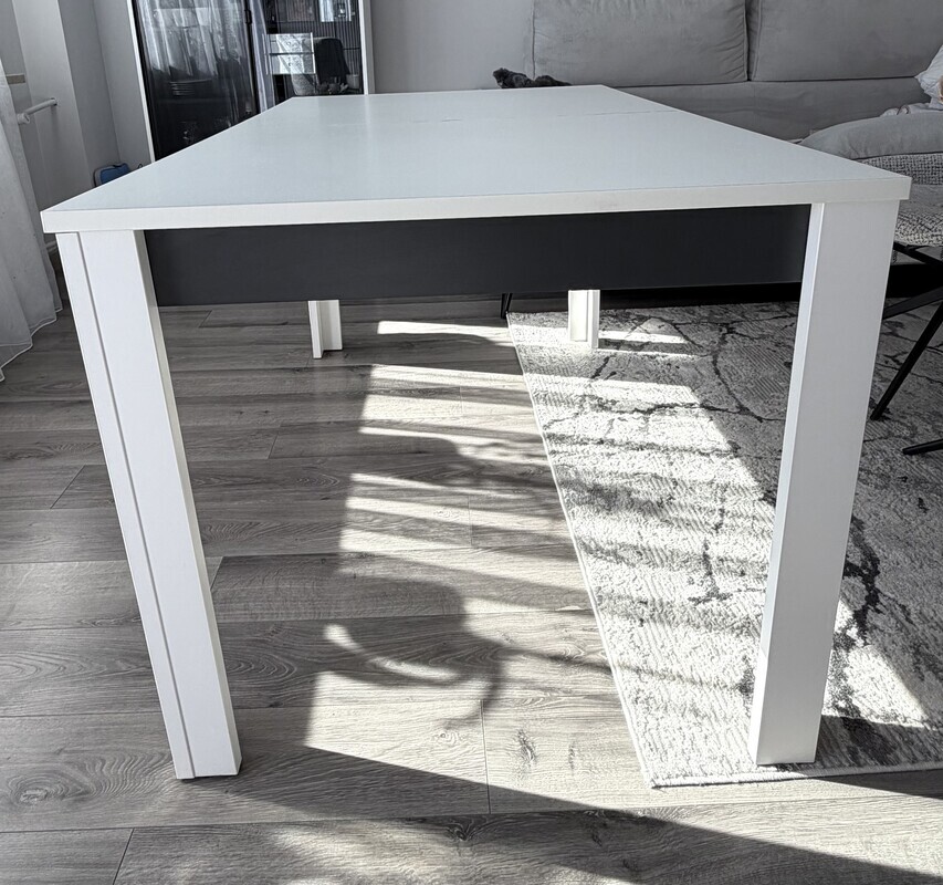 Elbląg Sprzedam stół biały, 
Stan bardzo dobry. 
Wymiary: długość 135,wys 76,szer 86.