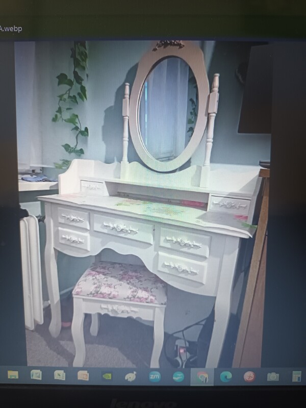 Elbląg Sprzedam Toaletkę z motywem róży dla Nastolatki. Toaletka Nowa i Nieużywana zapakowana w kartonie. 
Zdjęcie