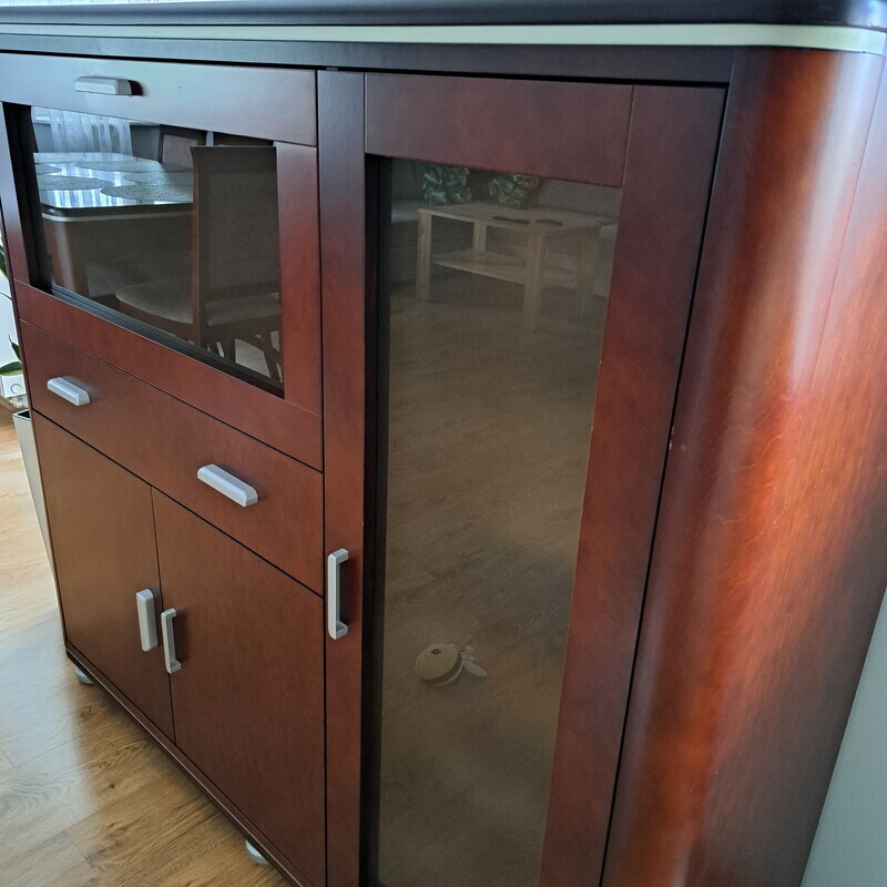 Elbląg Sprzedam drewniana komodę firmy Meble bydgoskie. Komoda masywna, elegancka, pakowna. Zapraszam do obejrzenia.