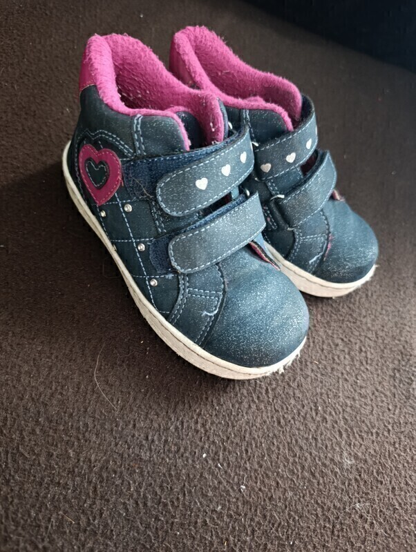 Elbląg Sprzedam buty dla dziewczynki rozmiar 25.Jesienne oraz śniegowce. Stan bardzo dobry. Cena za jedną pare 15zl.