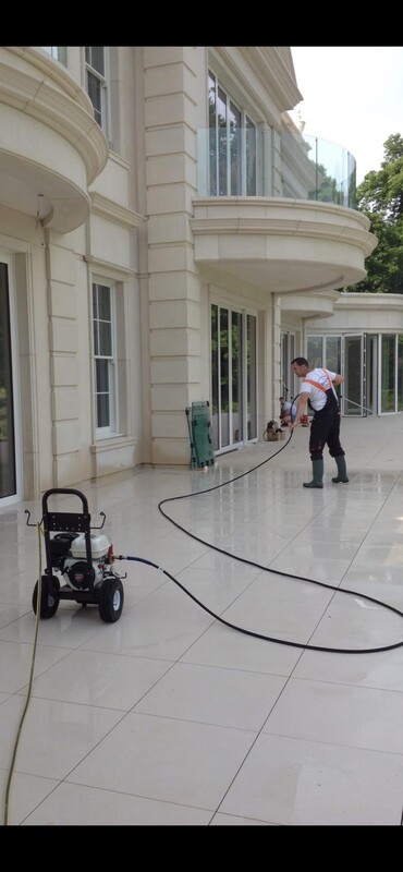 Elbląg ✨ Mycie kostki brukowej, okien, elewacji, dachów oraz paneli fotowoltaicznych &ndash; kompleksowo i