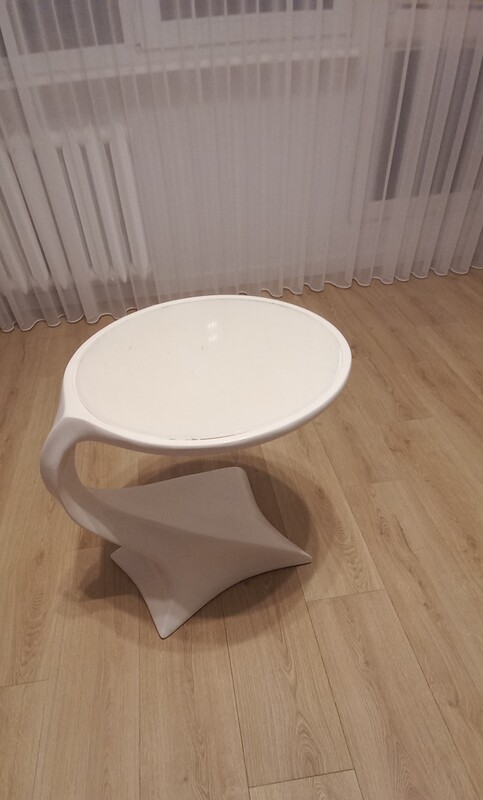 Elbląg Oddam stolik wys. 55cm, szer. 52cm.