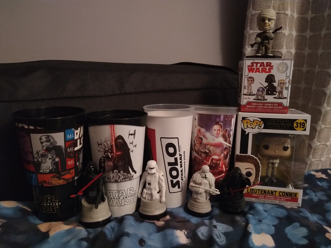 Elbląg Sprzedam figurki Funko (wyciągane z pudełka), kubki i figurki kinowe Gwiezdne Wojny, stan jak na zdjęciach,