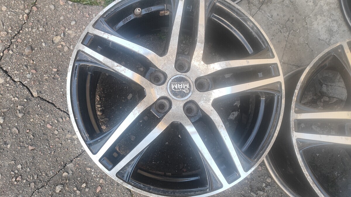 Elbląg Sprzedam felgi aluminiowe 5x112.17. Felgi używane byly w Golf 5 Stan dobry. Pisz sms oddzwonię, nie zawszę mogę