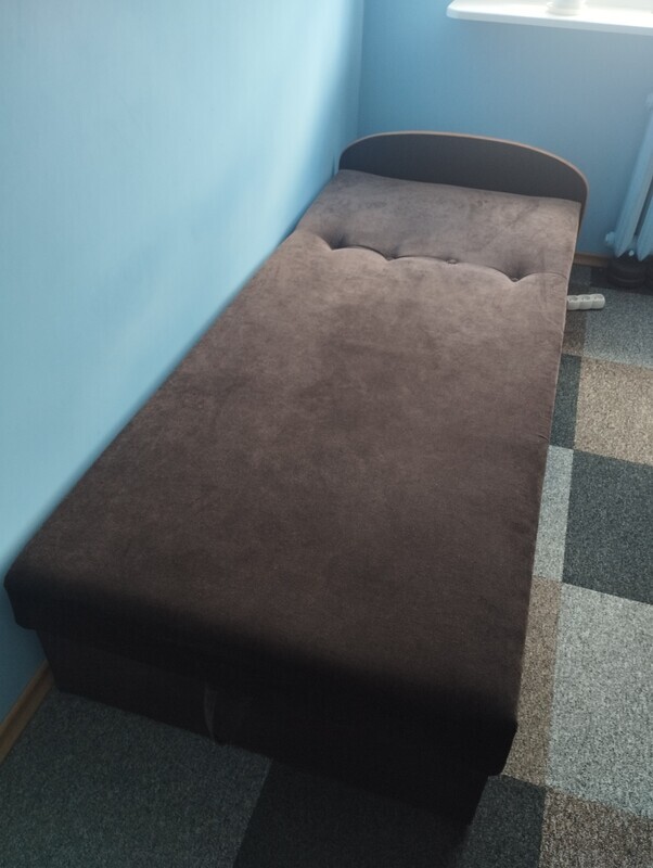 Elbląg Wygodny, używany tapczan w kolorze brązowym. Mebel jest w dobrym stanie i nadaje się do użytku. Posiada