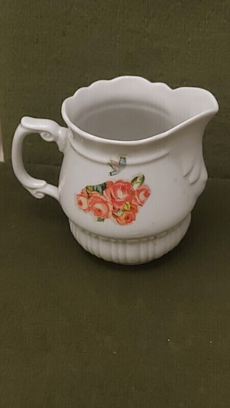 Elbląg Piękny porcelanowy sygnowany dzbanuszek.