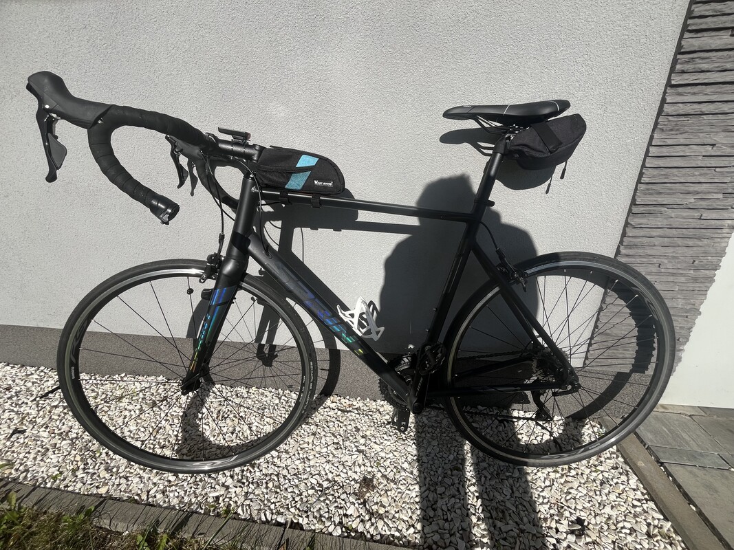 Elbląg Sprzedam rower szosowy kupiony w tym sezonie. Przebieg na dziś to około 1300 km. Sprzedaję z powodu braku czasu