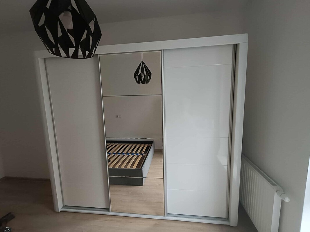 Elbląg Sprzedam Szafę IRMA w bardzo dobrym stanie. 
Wymiary :
Wysokość 209,50 cm
Głębokość 62 cm
Szerokość 235cm
Cena