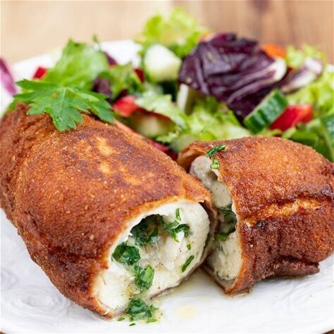 Elbląg 🍲 CHRUPIĄCY DE VOLAIL CZEKA NA CIEBIE!ZAPRASZAMY NA KOTLETA DEVOLAIL Z FRYTKAMI I SURÓWKĄTylko za